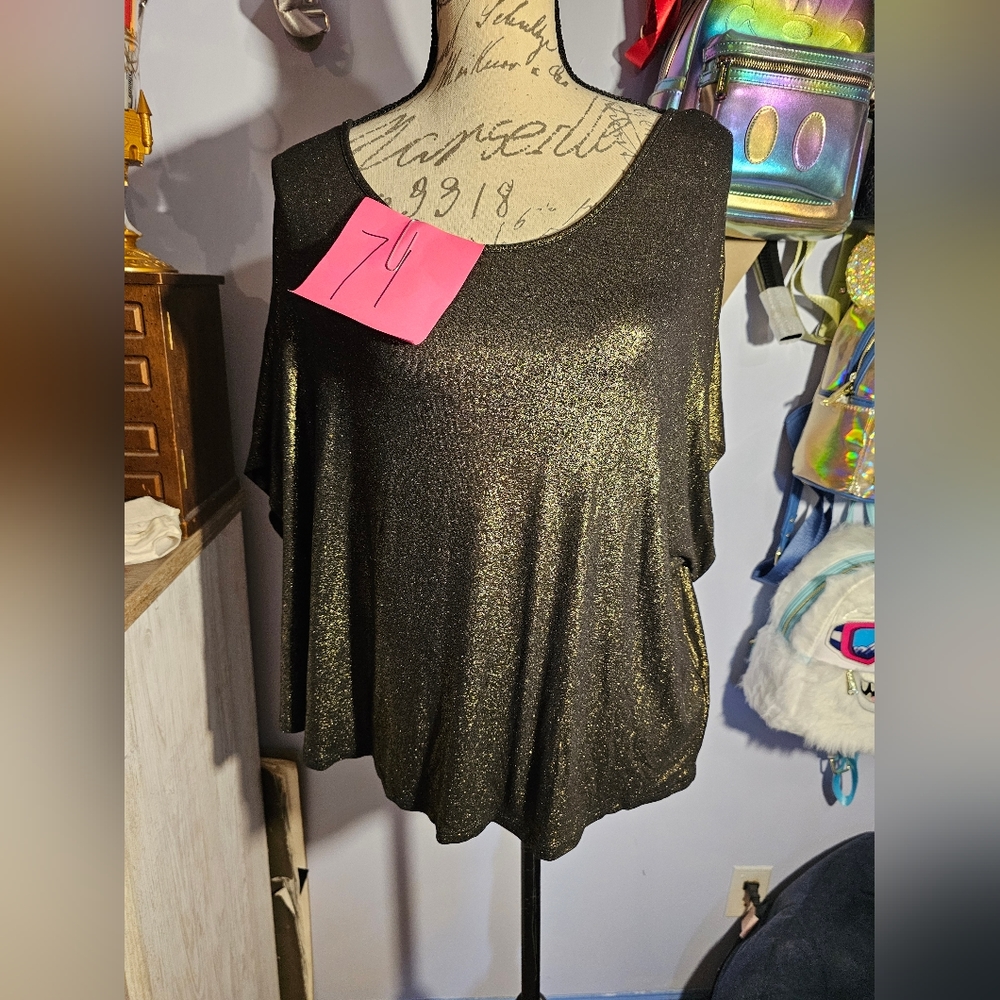 JUICY COUTURE   SIZE LARGE    SHORT SLEEVE, BLACK AND GOLD BLOUSE
